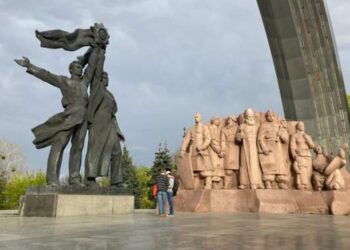 Prej vitit 1982 e vendosur pranë lumit Dnieper, shembet statuja e miqësisë mes Ukrainës dhe Rusisë