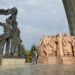 Prej vitit 1982 e vendosur pranë lumit Dnieper, shembet statuja e miqësisë mes Ukrainës dhe Rusisë