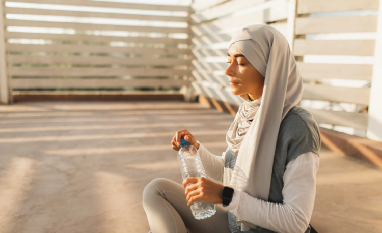 Si të qëndroni të hidratuar këtë muaj, nëse po agjëroni!