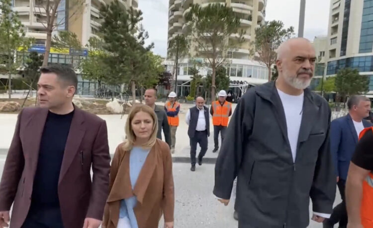Rama në Vlorë, inspekton punimet në “Sheshin e Pavarësisë”: Hapësire urbane unikale, plot gjelbërim, hijeshi e atraksione