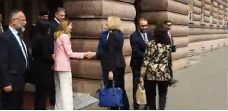 Përfundon takimi në Kuvend, Alibeaj përcjell zyrtaren e lartë të DASH