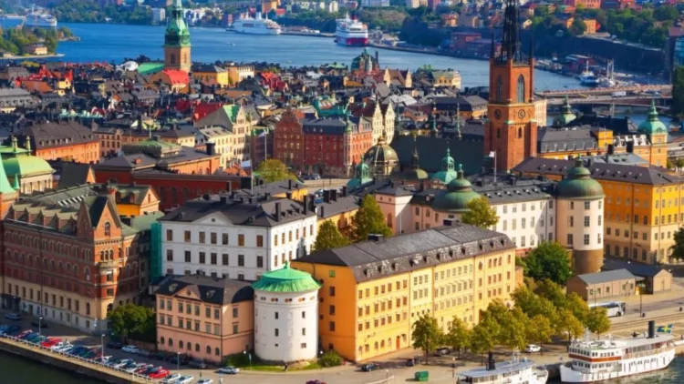 Suedia heq kufizimet anti-COVID për udhëtarët