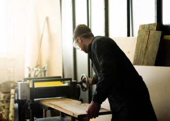 Bumi i ndërtimit rrit sektorin e mobilieve, ka mungesë të lëndës drusore!