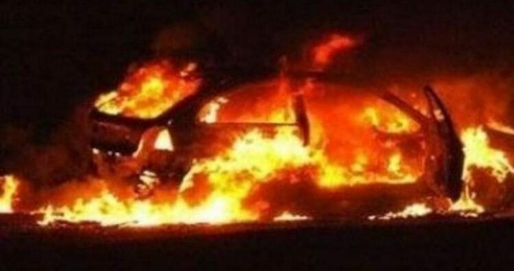 Digjet makina e kryeplakut të Vermoshit: Ishte e qëllimshme, thyen xhamat dhe i hodhën benzinë
