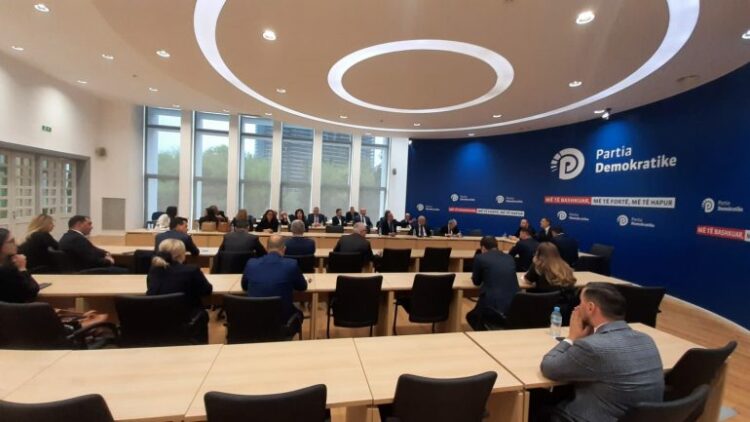 Debate në selinë blu/ Berisha-Alibeajt: Je i zgjedhuri i Ballës, jo i demokratëve