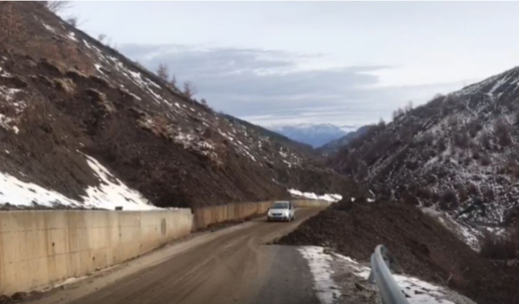 Vijon shembja e dherave në rrugën e Arbrit, rrezikohen mjetet