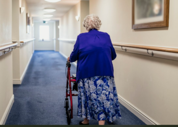 Gjykata konfirmon se qeveria britanike neglizhoi të moshuarit në azile gjatë pandemisë