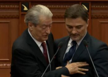 Berisha-Alibeaj, përplasje në Kuvend! Ish-Kryeministri e shtyn dhe i merr vendin në foltore (VIDEO)