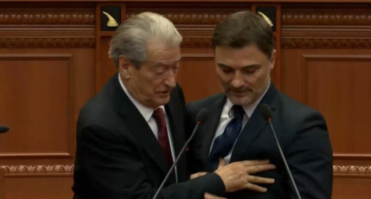 Berisha-Alibeaj, përplasje në Kuvend! Ish-Kryeministri e shtyn dhe i merr vendin në foltore (VIDEO)