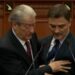 Berisha-Alibeaj, përplasje në Kuvend! Ish-Kryeministri e shtyn dhe i merr vendin në foltore (VIDEO)