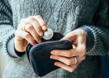 Rritja e çmimeve e çon besimin e konsumatorëve në nivelin më negativ që prej fillimit pandemisë