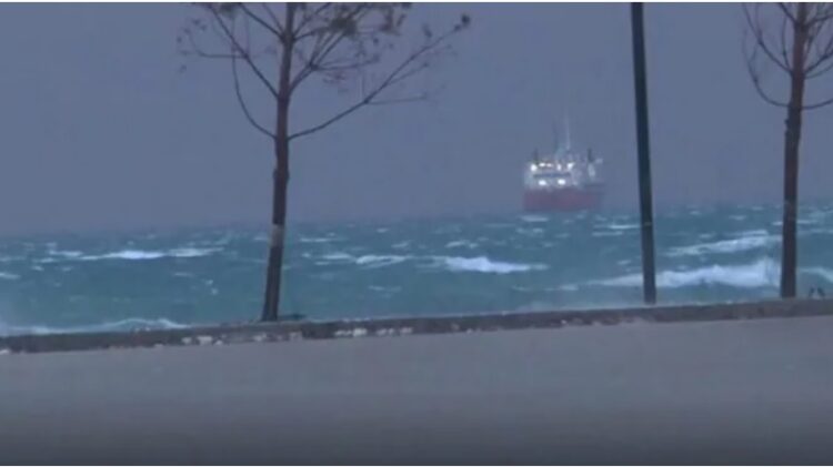 Moti i keq, Porti i Vlorës ndërpret lundrimet për dy ditë