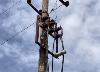 Moti i keq në Lezhë/ Era dëmton linjat e tensionit, probleme me energjinë elektrike