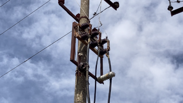 Moti i keq në Lezhë/ Era dëmton linjat e tensionit, probleme me energjinë elektrike