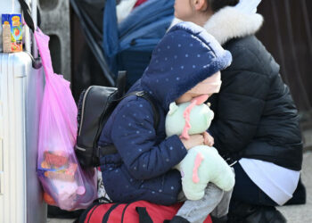 Kievi ngre alarmin për birësime të paligjshme: Jetimët transferohen me forcë në Rusi