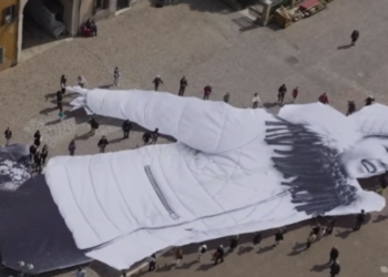 Fotografia gjigande e 5-vjeçares ukrainase ekspozohet ne Venecia