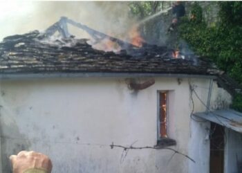 Zjarr në një banesë muzeale në Gjirokastër