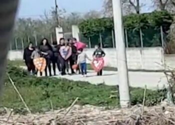 U masakrua nga vjehrri, familjarët përcjellin Merushen në banesën e fundit, fëmijët e përcjellin me buqeta