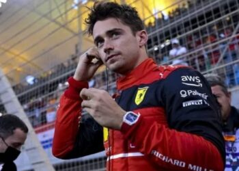 Iu afrua për të bërë foto, fansi i vjedh orën e shtrenjtë pilotit të Ferrarit