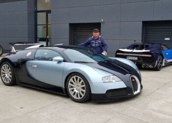 Ka Ferrari dhe Bugatti, por në punë shkon me një makinë të “zakonshme”(FOTO)