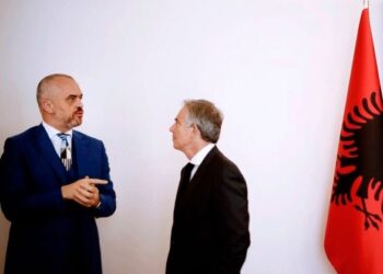 Rama takon ish-kryeministrin britanik, Toni Bler