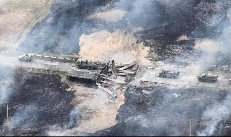 FOTO/ Shikoni si ukrainasit i bënë pritë kolonës ushtarake ruse