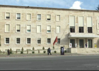 “Kodi i Ri Etik” me kufizime për ministrat, Rama u ndalon takimet me biznesmenë