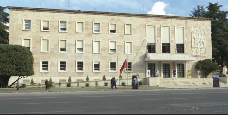 “Kodi i Ri Etik” me kufizime për ministrat, Rama u ndalon takimet me biznesmenë