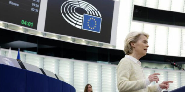 Komisioni Europian propozon embargon e naftës kundër Rusisë