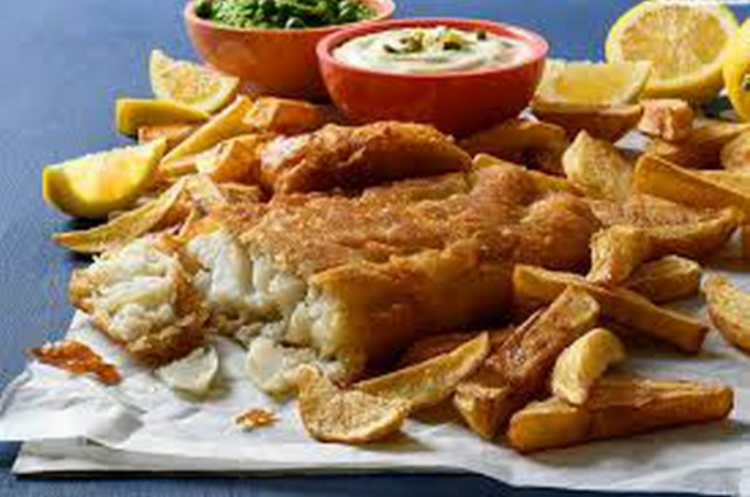 Mijëra restorante “Fish&Chips” në Britani drejt mbylljes, shkak rritja e çmimeve prej luftës