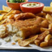 Mijëra restorante “Fish&Chips” në Britani drejt mbylljes, shkak rritja e çmimeve prej luftës