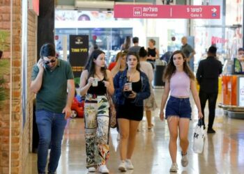 BE heq mbajtjen e maskave në avionë