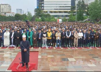 Besimtarët falin namazin në Sheshin Skënderbej! Kreu i KMSH: Është ditë ku manifestohet toleranca, forca e paqes dhe vëllazërimi