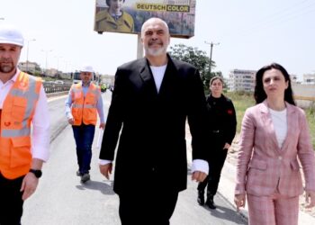 Rama inspekton punimet infrastrukture në Golem: Bizneset mos t’i hedhin mbetjet në koshat e vendosura për qytetarët