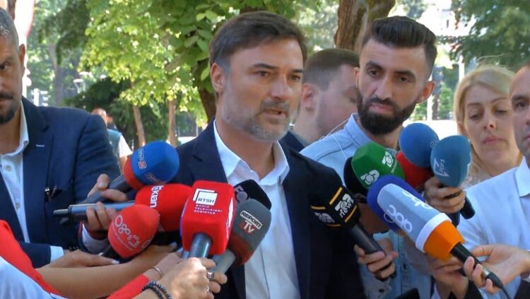 “Pres qëndrimin e mazhorancës”/ Alibeaj: Vendit nuk i duhet një president i dhomave të errëta