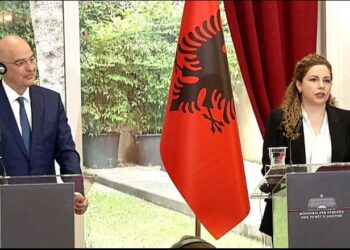 Dendias takohet me Xhaçkën: Sa më shpejt të nisë aborgimi i ligjit të luftës