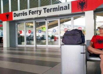 Finalja e Conference League/ Tifozët e Romës nisen për Tiranë, publikojnë foto nga eksodi masiv i 1991! Rama: Hajdeni!