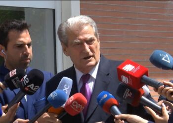 Alibeaj mbledh grupin e PD me 20 deputetë! Berisha shkon në seli, mbledhje paralel me ‘Rithemelimin’