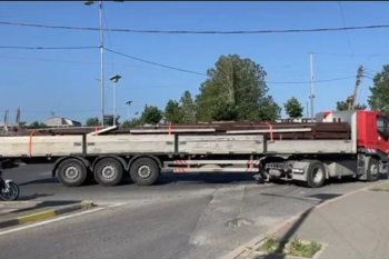 Traileri pëson defekt në kryqëzimin e “Shëngjinit”, krijohen radhë të gjata trafiku në Lezhë