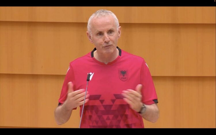 Habit eurodeputeti irlandez/ Mban fjalim në Strasburg me fanelën e Shqipërisë