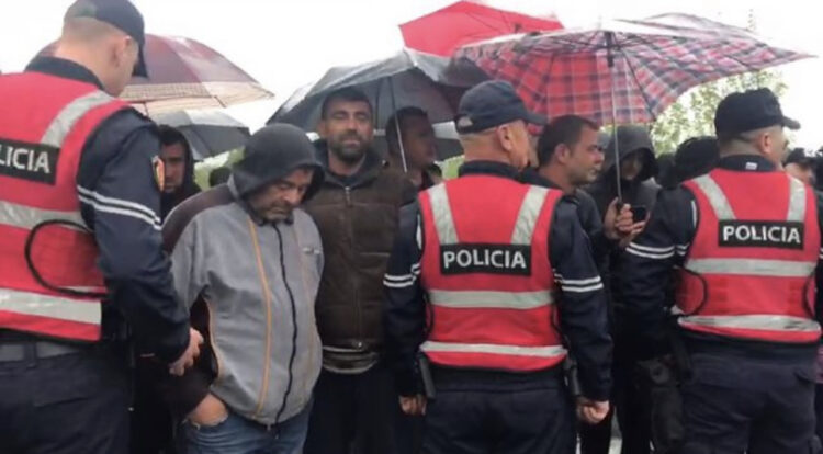 Banorët protestë për rrugën e Rinasit:Do të bllokojmë aeroportin, s’duhet një sens drejtimi
