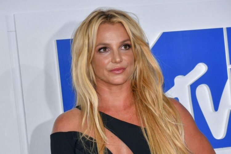 Britney Spears reagon pas humbjes së fëmijës
