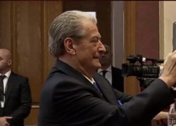 Socialistët votojnë kundër rezolutës për dënimin e krimeve serbe, Berisha i filmon