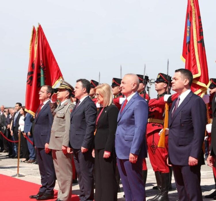 Homazhe tek ‘Dëshmorët e Kombit’/ Meta i qetë krah socialistëve, vendos lule, mungon Rama