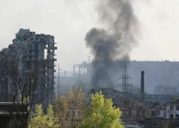 Mariupol/ Rusët qëllojnë makinën që po transportonte civilët për t’i evakuuar nga fabrika e çelikut, 1 i vdekur