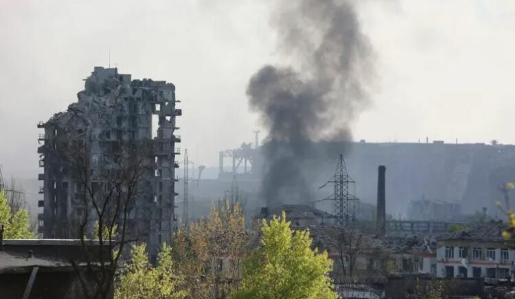 Mariupol/ Rusët qëllojnë makinën që po transportonte civilët për t’i evakuuar nga fabrika e çelikut, 1 i vdekur