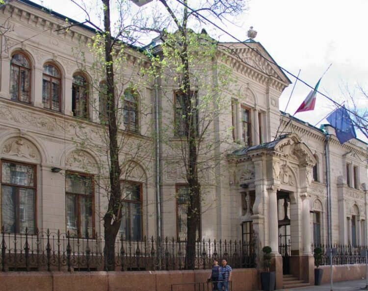 Moska thërret ambasadorët, do dëbojë 24 diplomatë italianë dhe 34 francezë