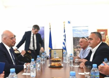 Nikos Dendias nis vizitën në Shqipëri, së pari ndalet në Himarë ku takon kreun e OMONIA-s