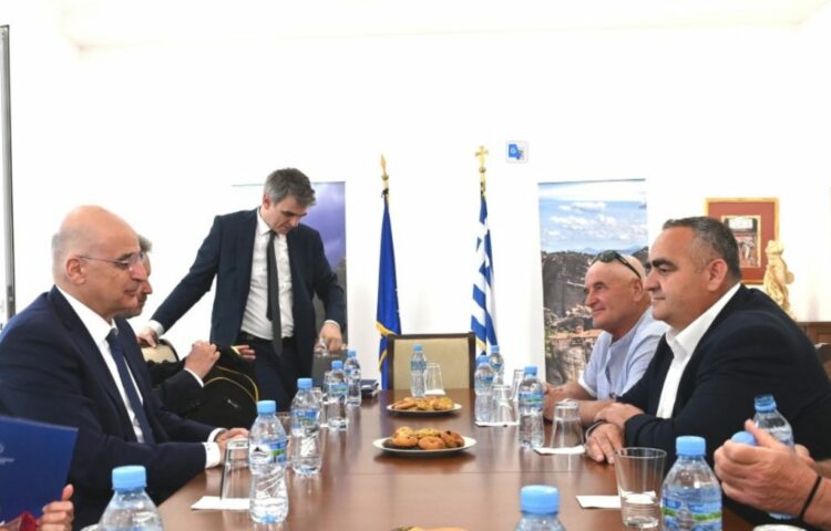 Nikos Dendias nis vizitën në Shqipëri, së pari ndalet në Himarë ku takon kreun e OMONIA-s