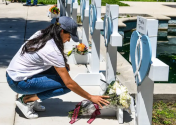 Meghan Markle shkon për të nderuar viktimat e shkollës Robb dhe shërben si vullnetare